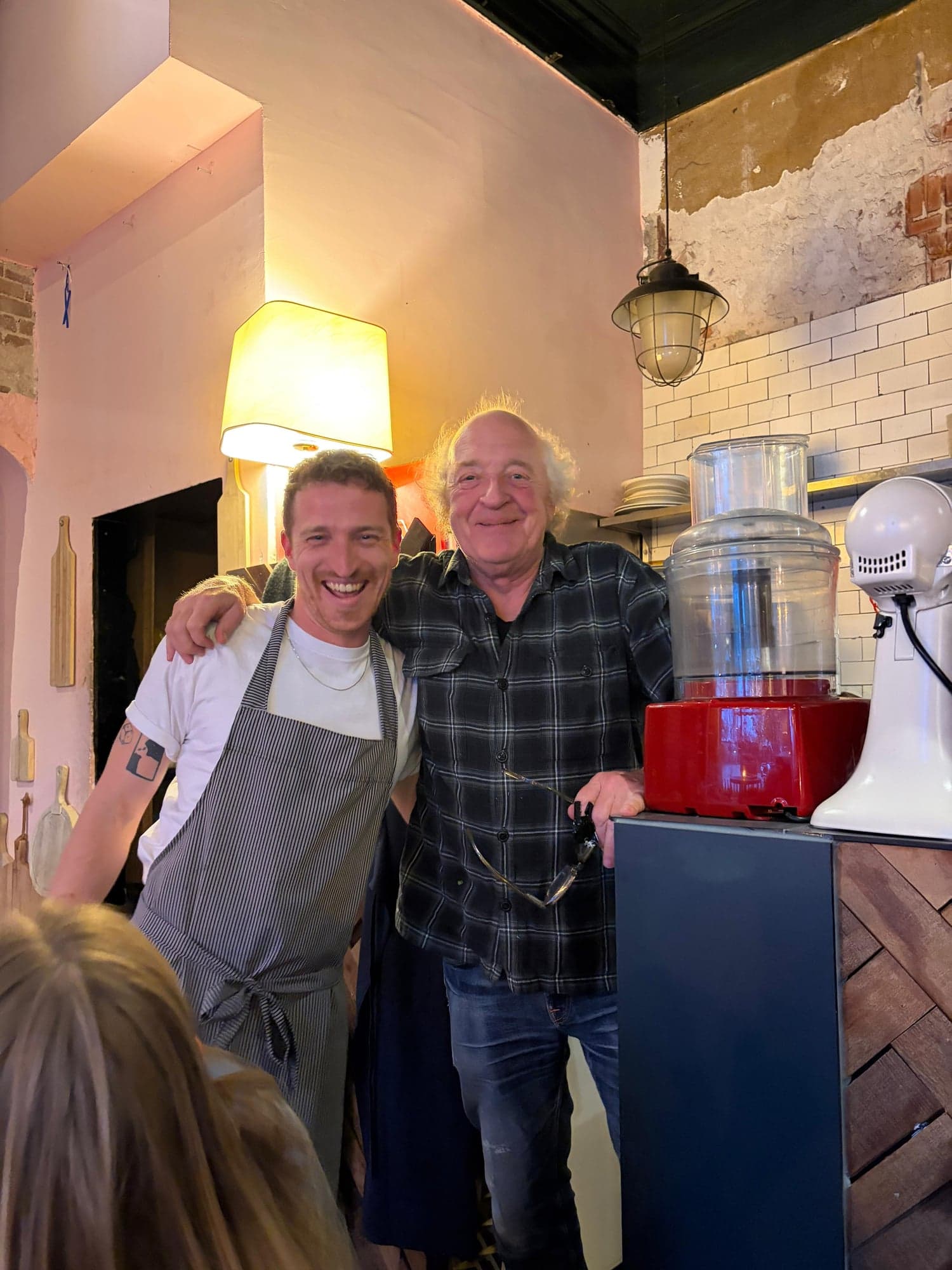 Daan en Hans Kemp in de keuken van Het Witte Huis