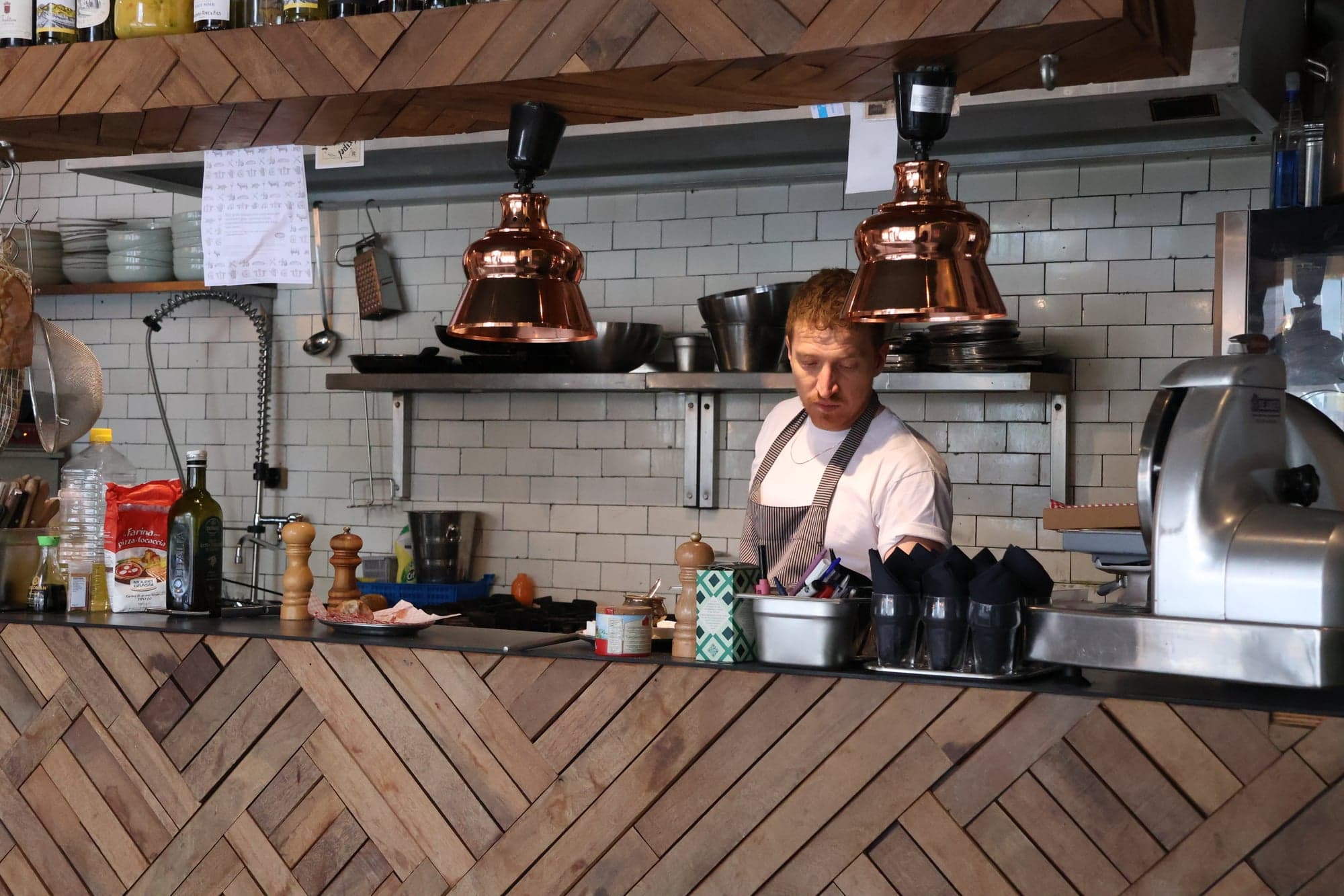 Daan achter de bar in de keuken van Het Witte Huis