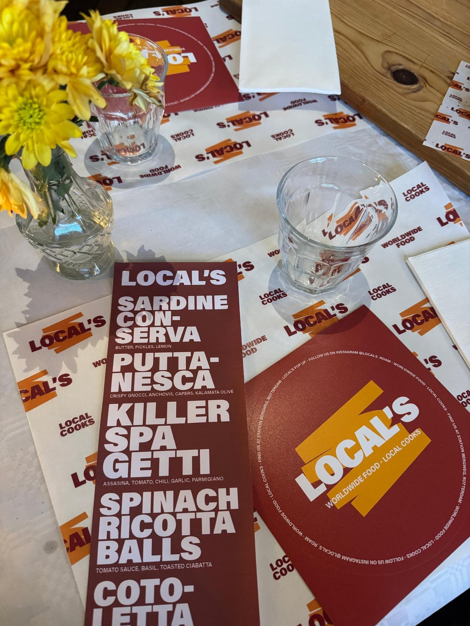 Menukaart, Local's-papier en bloemen op tafel