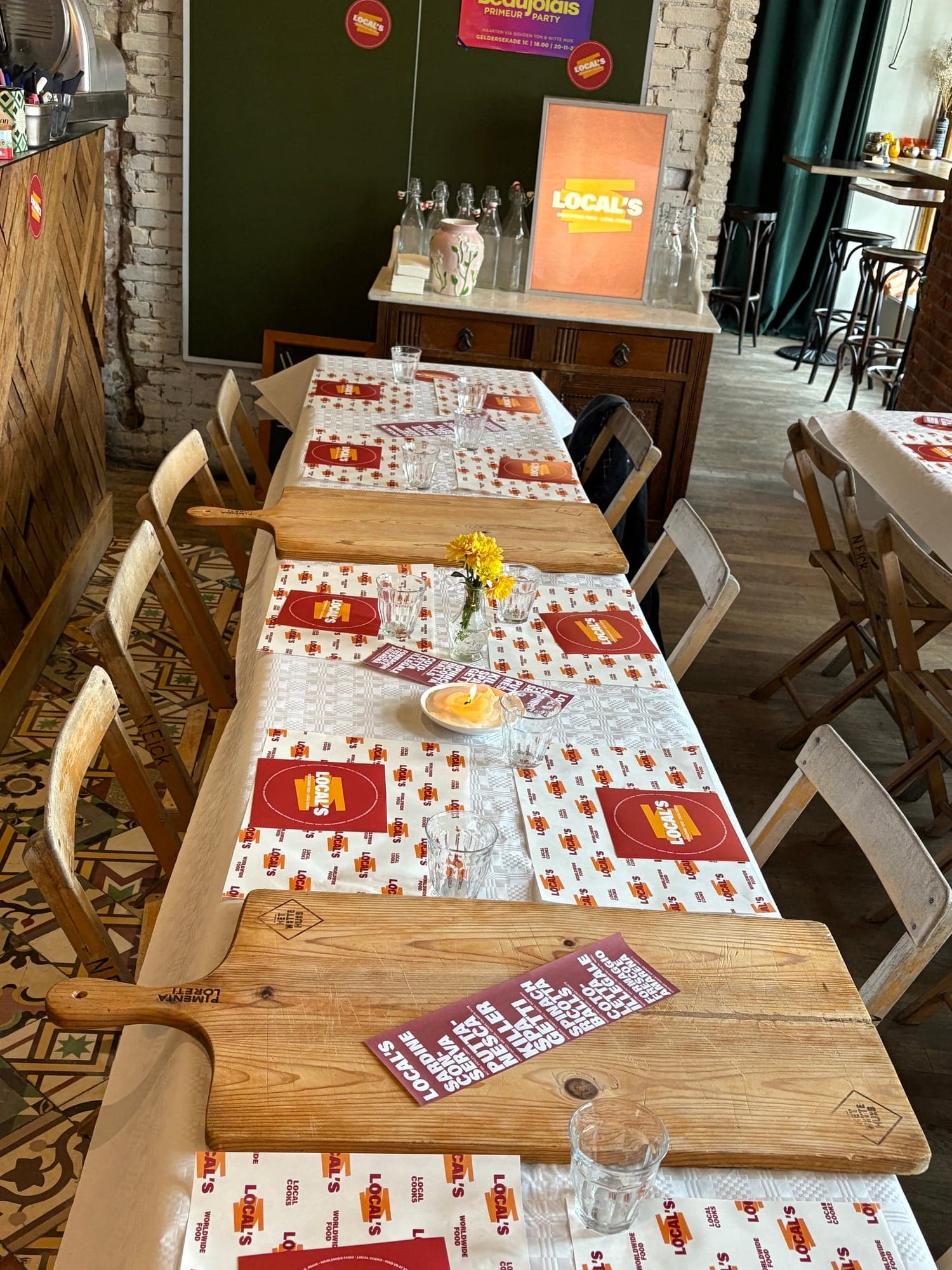 Gedekte lange tafel met Local's-papier en broodplanken